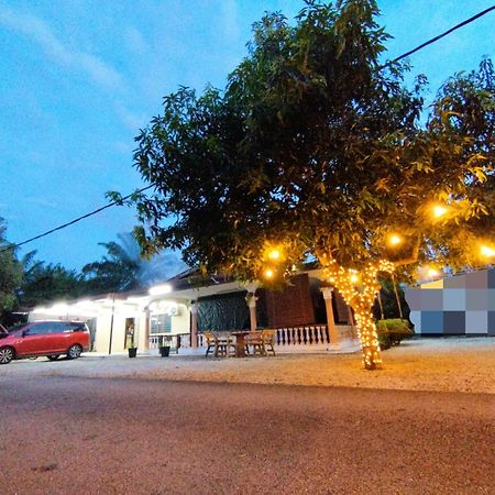 Basrie Villa "Mslim Only" - Mini Cinema , Private Pool , Wi-Fi , Netflix 麻坡 外观 照片
