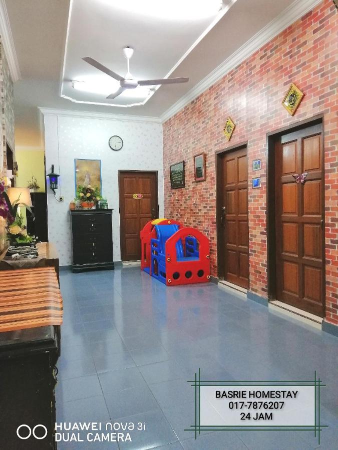 Basrie Villa "Mslim Only" - Mini Cinema , Private Pool , Wi-Fi , Netflix 麻坡 外观 照片